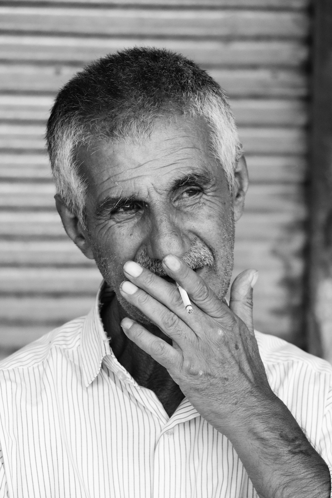 Retrato de un hombre uruguayo de mediana edad con expresión amable