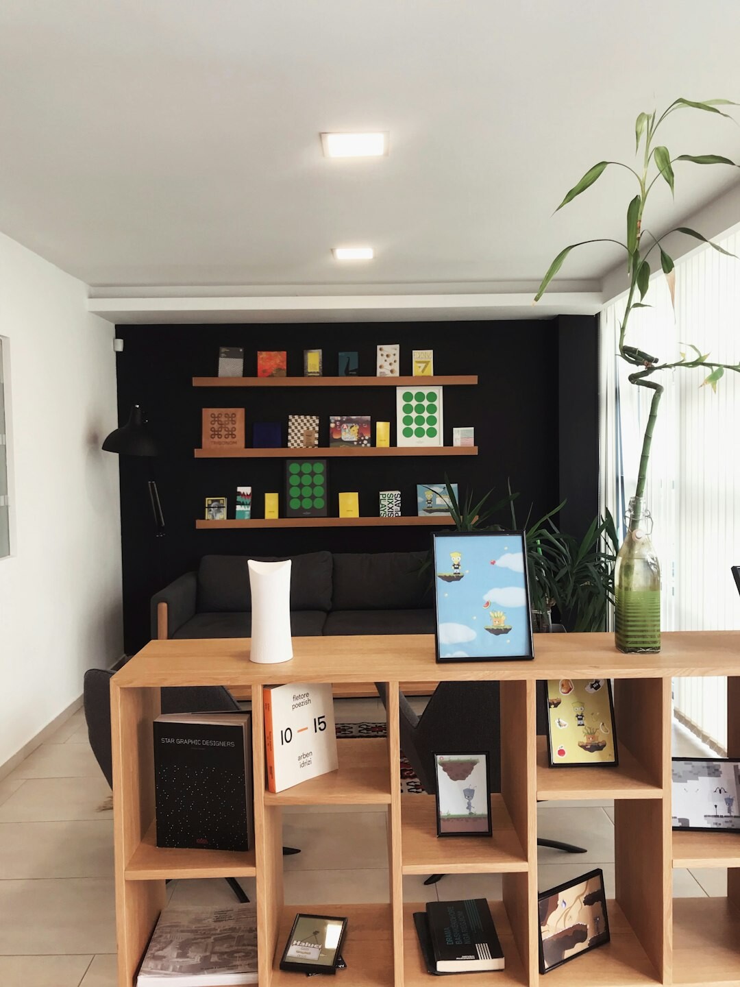 Sala de estar ordenada con estanterías organizadas y canastos etiquetados