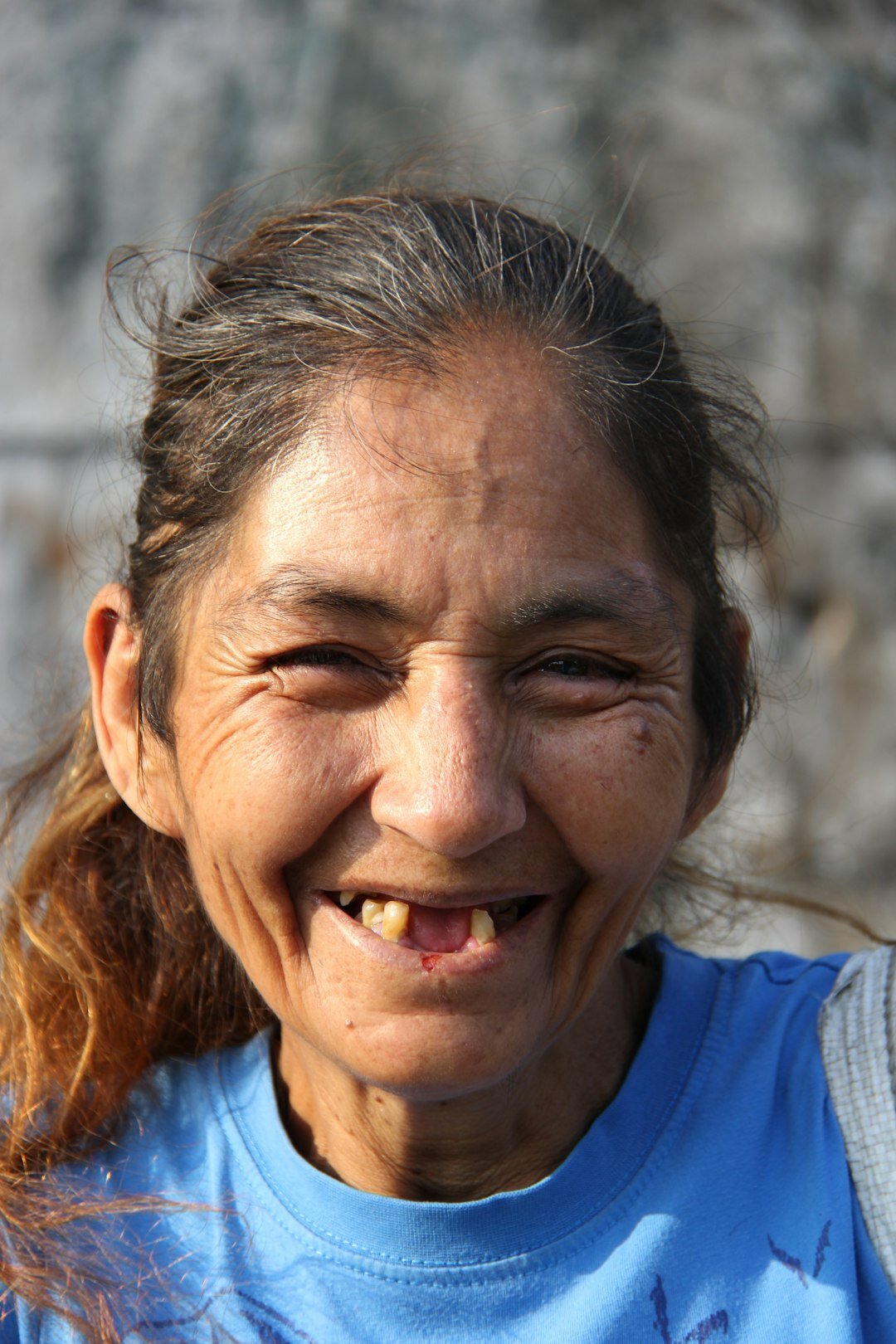 Retrato de una mujer uruguaya de mediana edad sonriendo